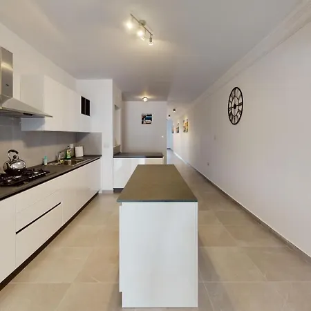 Modern 3-bedroom