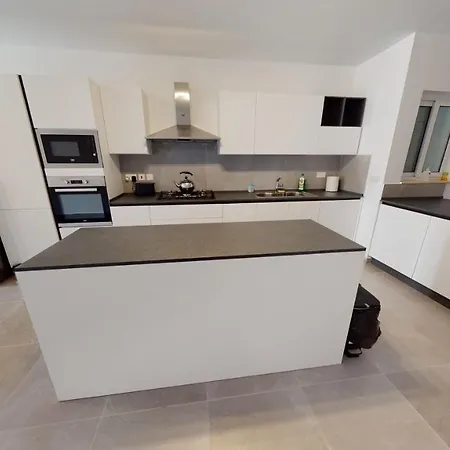 Modern 3-bedroom アパート Pietà