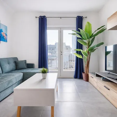 Modern 3-bedroom Apartment *