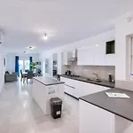 Modern 3-bedroom Апартаменты