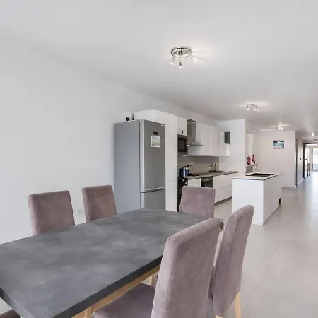 شقة Modern 3-bedroom *